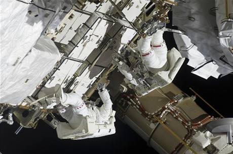 Astronauti z Endeavouru ve vesmíru
